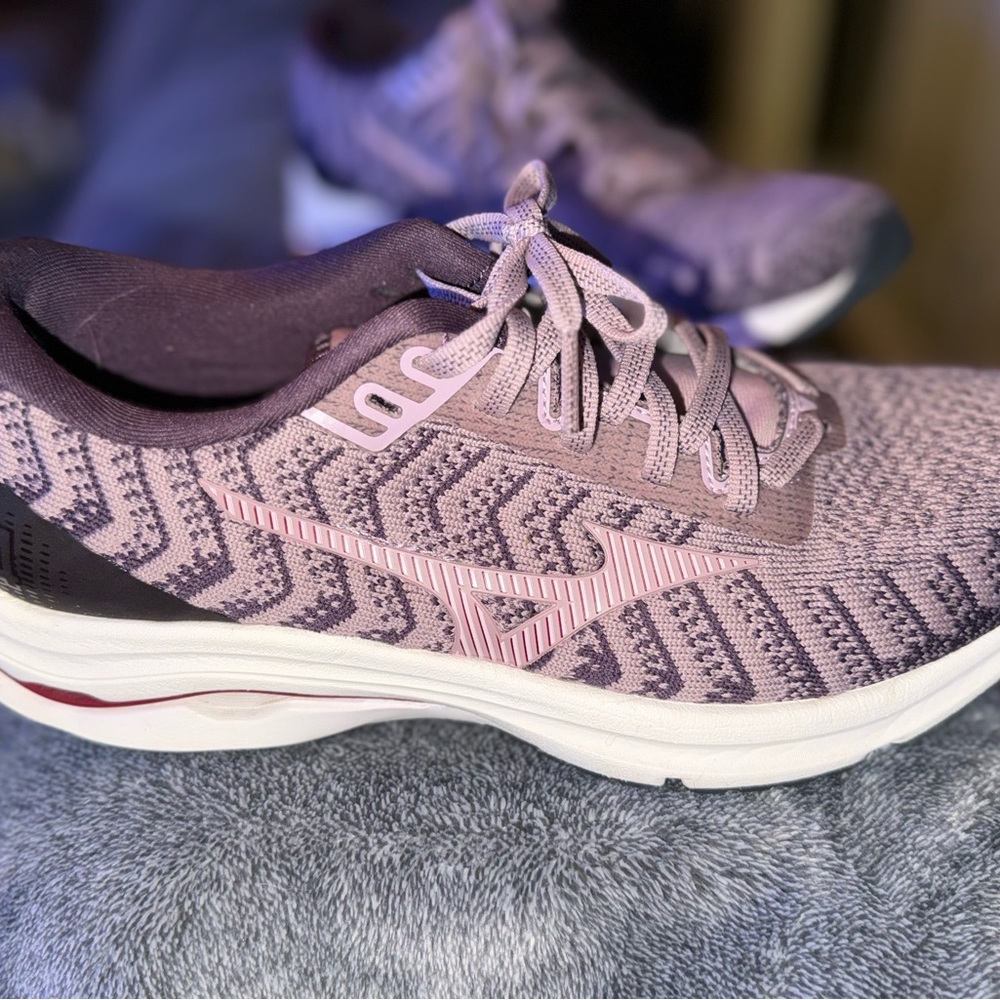 Mizuno Wave Rider 24 Women's Purple size 9